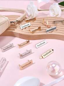 12个耐用合金手工标签，适用于缝纫、编织、钩编、包包、帽子、娃娃衣服、毛衣、项链、围巾、手工艺品、服装、手提包和DIY工艺品。金属包标签、手工工艺标签、手工包标签和手工钩编标签是手工爱好者和朋友的理想选择。 - 彩色 - 查看 3