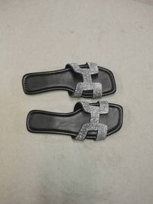 2025夏季新款H型时尚平底凉鞋，简约户外沙滩休闲拖鞋，纯色休闲优雅PU皮，适合沙滩、度假、办公室、居家、户外派对等场合。