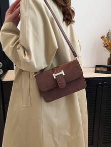 1 szt. Mini torebka z brązowego zamszu z metalową klamrą w jednolitym kolorze, regulowany pasek na ramię, modna damska torebka typu crossbody z klapką do codziennego użytku i na wyjścia - Brązowy - Zobacz 4