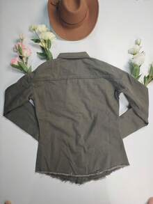 女士冬季街头风超大款毛边牛仔外套，配优雅衬衫领