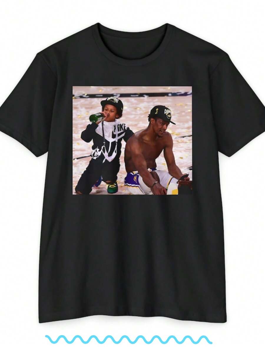 Rajon Rondo & Son After  Championship Lakers Iconic Photo T-Shirt - 黑色 - 查看 1
