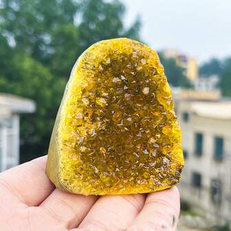 天然原石黄水晶簇矿物标本，可用于冥想和脉轮平衡，亦可作为风水装饰石，寓意财富。