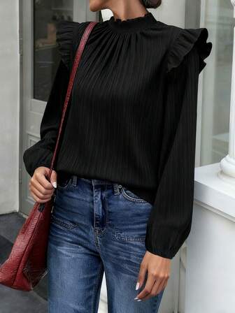 春秋季优雅简约气质，女士休闲通勤波浪卷发，弹性面料，纯色木耳立领，半高领和荷叶边缝线，长袖户外女士衬衫，适合日常休闲通勤和外出穿着。