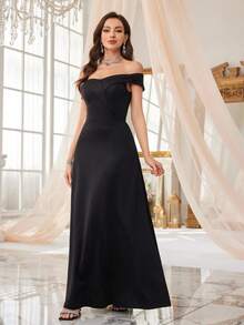 Vestido de cóctel elegante negro con hombros descubiertos y cintura ceñida