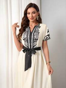 新款夏季V领短袖A字印花度假连衣裙，配腰带，适合海滩和度假穿着，春夏新款女装