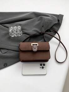 1 szt. Mini torebka z brązowego zamszu z metalową klamrą w jednolitym kolorze, regulowany pasek na ramię, modna damska torebka typu crossbody z klapką do codziennego użytku i na wyjścia - Brązowy - Zobacz 7