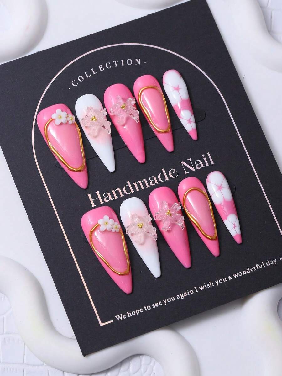 手工制作的粉色Y2K风格长尖甲片，饰以3D手工水晶花朵和手绘渐变花纹，打造别致美甲。内含一片果冻胶和一把指甲锉。完美适用于日常美甲，也适合科切拉音乐节派对等场合的装扮。美甲贴片及相关产品。美甲用品 手工贴片 - 粉色 - 查看 1
