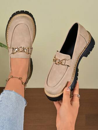 Mocasines de suela gruesa antideslizante con hebilla metálica decorativa, de punta redonda y ajuste ancho, para otoño/invierno. Zapatos casuales cómodos y elegantes para viajes y vacaciones al aire libre. Estilo universitario y tallas grandes para estudiantes.