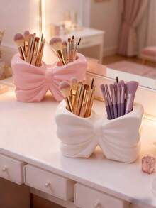 1 Stück süßer, schleifenförmiger Stifthalter - Organizer für Schreibtisch-Make-up-Pinsel und Büromaterial. Elegante Make-up-Pinsel-Aufbewahrungsbox, geeignet für Mädchen, Studenten und kreative Dekoration. Auch geeignet für Feiertage, Strand, Badezimmer, Schlafzimmer und mehr. Große Kapazität (ohne Strom erforderlich).