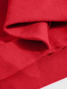 Weihnachts-Sweatshirt für Jungen mit Weihnachtsmotiv: Der Weihnachtsmann trägt einen leuchtenden Streifen und posiert in einer hübschen Pose. Dieses übergroße Sweatshirt mit Rundhalsausschnitt ist ein bequemes, vielseitiges Langarmshirt für Kinder. - Rot - Übersicht 2