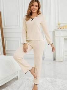 Bộ đồ ngủ nữ 2 món màu trơn, chất liệu gân sọc, viền bèo nhún, kiểu dáng thường ngày, áo tay dài cổ tròn đính nơ và quần, dáng rộng thoải mái, thích hợp cho mùa thu, bộ 2 món. - Màu be - Xem 6
