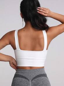 瑜伽背心，透气运动文胸，具有减震塑形功能，勾勒优美背部线条，适合健身运动。