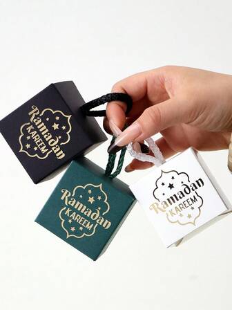 Ett set med 10 utsökta presentaskar, dekorerade med ett diamantformat EID-mönster och en bärrem. 10 askar per set. Mått: 5,5 x 5,5 x 5,5 cm – Perfekt för att förvara godis, choklad och ömtåliga små presenter.