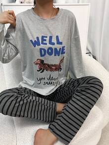 两件套女士睡衣套装，灰色上衣印有狗狗图案和英文字母，搭配黑/灰条纹印花长裤，长袖九分裤，圆领，休闲舒适，适合春、秋、冬三季穿着。 - 淺灰色 - 查看 1