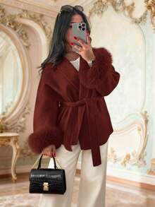 秋冬新款女士贵族风系带仿皮草袖外套，优雅羊毛质感面料，修身剪裁，和服式系带羊毛大衣。秋冬新款女士贵族风系带仿皮草袖外套，优雅羊毛质感面料，修身剪裁，和服式系带羊毛大衣。女士保暖仿羊毛面料大衣，V领，落肩长袖，系带设计，仿皮草袖口，系带腰身，优雅风格，适合秋冬穿着。 - 酒紅色 - 查看 4