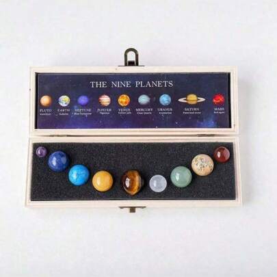 Naturliga kristaller i råa stenar och kristallkulor från solsystemet – perfekt present till barnens dag