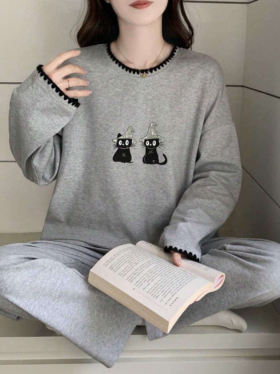 两件套女士睡衣套装，包括一件印有可爱猫咪图案的T恤和一条纯色长裤，长袖圆领休闲睡衣，适合春、夏、秋、冬四季穿着。
