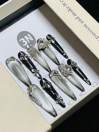 1包/10片 - 吸睛美甲：哥特式银色渐变，饰以层叠水晶簇和月光石珍珠