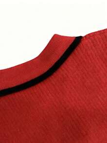 这款女士毛衣采用ins风设计，舒适优雅，个性十足，拼接领口，搭配精致的金色金属纽扣，适合各种场合，如节日、圣诞节、新年、圣诞约会、情人节派对等。修身剪裁，短款设计，通勤、办公皆宜。拼接条纹，撞色设计，前襟纽扣，日常穿着也十分合适。 - 紅色 - 查看 5