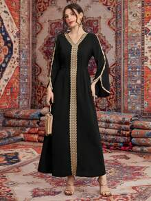 优雅女士黑色阿拉伯长裙，V领设计，饰以金色刺绣滚边，长款喇叭袖，梭织面料，尽显精致优雅。 - 黑色 - 查看 8