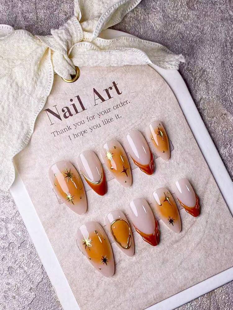 10片手工制作的按压式美甲，短款美甲，假指甲，杏仁形美甲，法式美甲，Y2K美甲，可爱美甲，金色美甲，橙色美甲，黄色美甲，手工拉制凝胶搭配金色星爆，低调精致的风格，非常适合作为秋季的按压式美甲，女士和女孩都可以佩戴，并附赠一套美甲工具。 - 橘色 - 查看 12