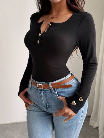 优雅女士长袖圆领罗纹针织上衣，饰有心形纽扣，百搭长袖T恤，适合日常穿着