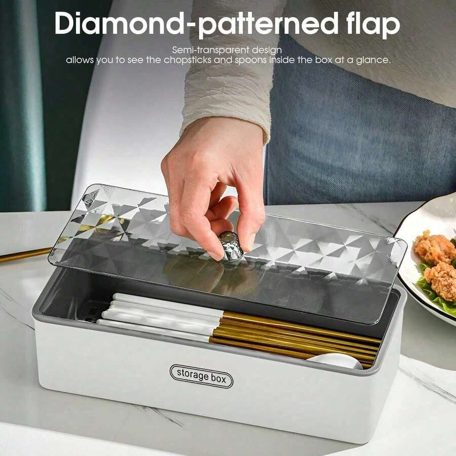 1个带盖PP塑料餐具收纳盒，适用于厨房台面、橱柜抽屉，可收纳刀叉勺等餐具。