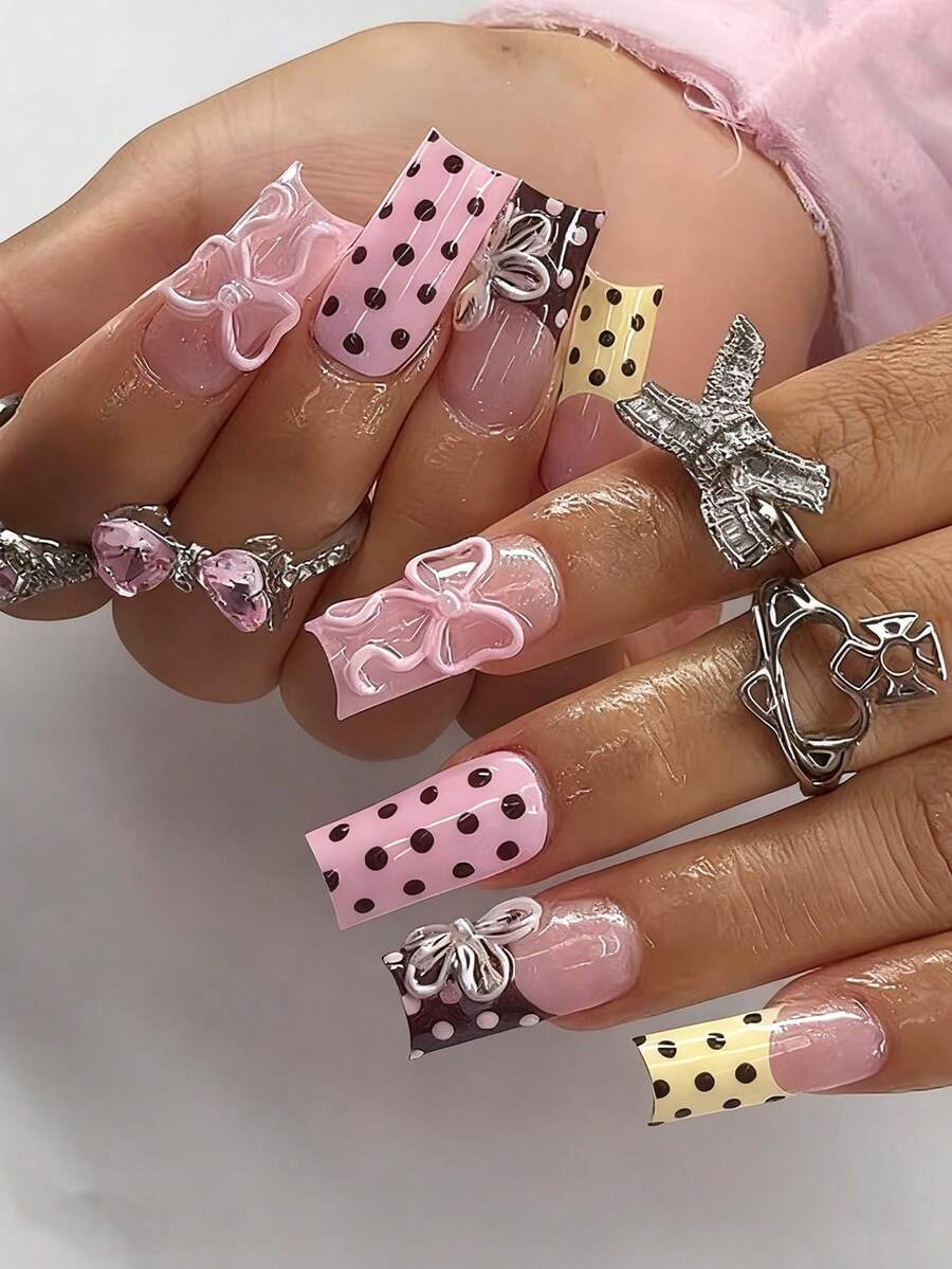 Nâng tầm diện mạo của bạn với phong cách Y2K! 24 móng tay giả hình vuông cỡ trung bình, kiểu dáng retro thanh lịch với sự tương phản hồng và nâu, họa tiết chấm bi, đầu móng kiểu Pháp viền rộng, hoa 3D và họa tiết nơ. Móng giả cổ điển thời trang với đầu móng kiểu Pháp màu vàng kem và họa tiết chấm bi nâu. Bộ móng giả phủ toàn bộ dành cho phụ nữ và bé gái. Bao gồm 1 tờ miếng dán và 1 dũa mini. Gel dẻo dạng dải. Giao hàng ngẫu nhiên. Dụng cụ làm móng. - Nhiều màu - Xem 1