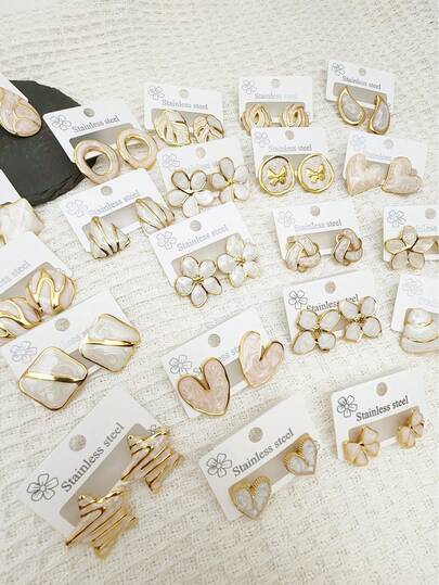 32 pares de elegantes pendientes de acero inoxidable con formas geométricas como flor, gota, mariposa y alas. Estos sencillos y elegantes pendientes de acero inoxidable son adecuados para que las damas los usen en su vida diaria y también son el mejor regalo para amigas.