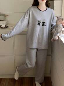 两件套女士睡衣套装，包括一件印有可爱猫咪图案的T恤和一条纯色长裤，长袖圆领休闲睡衣，适合春、夏、秋、冬四季穿着。