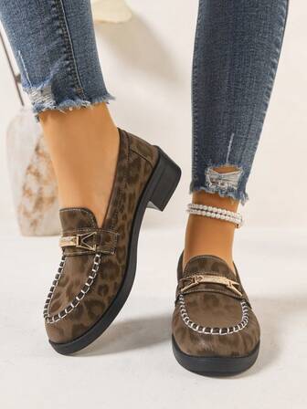 1 Pair Women's Chunky Heel Slip-On Loafers, Fashionable Leopard Print With Metal Decor, Plus Size, Versatile For Casual, Work, All Seasons