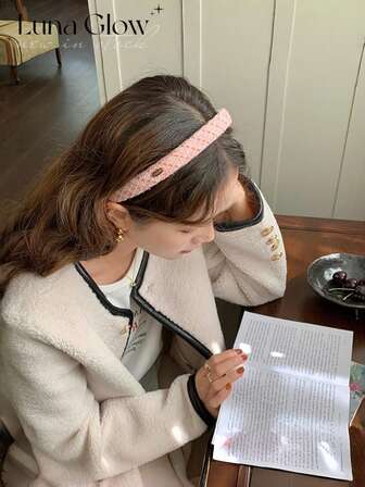 1 st. stickat pannband i vintagestil med metalllogotyp, trendigt höst-/vintertillbehör, elegant håraccessoar för flickor, sötrosa vår-/sommarstil, elegant pannband för daglig pendling, hårband, diadema, hårbåge