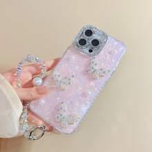 غطاء هاتف وردي اللون بنقشة قوقعة ثلاثية الأبعاد مع حزام معصم متوافق مع أجهزة 17 برو ماكس/17 برو/17، 16 برو ماكس/16 برو/16، 15 برو ماكس/15 برو/15، 14 برو ماكس/14 برو/13 الجديدة