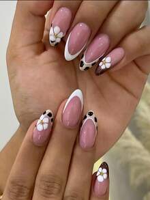 10片装方形黑白法式豹纹全覆盖手工美甲贴片套装，饰以迷人的白色渐变花卉图案，甜美精致，轻松打造仙气美甲，展现时尚个性。适合派对、晚宴和日常佩戴。是送给女性和女孩的绝佳礼物，也适合万圣节、圣诞节和新年等节日。手工制作的按压式美甲贴片。 - 黑與白 - 查看 19