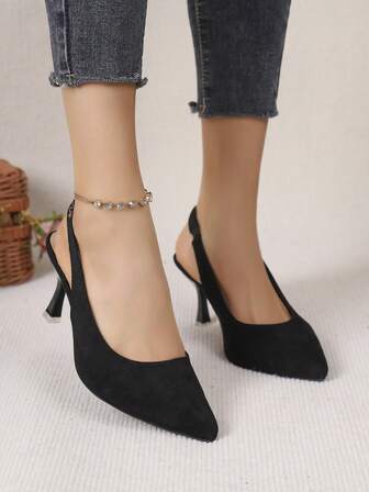 1 par de sandalias de tacón de aguja con punta puntiaguda en color negro, hechas de gamuza negra, con diseño de punta puntiaguda, tacón de aguja y correa de tobillo para un ajuste