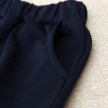 少女字母印花卫衣和针织休闲工装口袋裤，适合女孩日常穿着的直筒裤