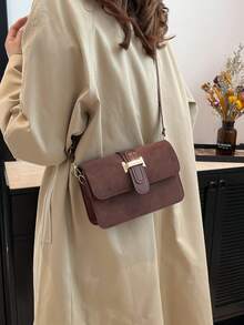 1 szt. Mini torebka z brązowego zamszu z metalową klamrą w jednolitym kolorze, regulowany pasek na ramię, modna damska torebka typu crossbody z klapką do codziennego użytku i na wyjścia - Brązowy - Zobacz 5