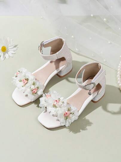 1 Pair Of Girls' White Floral Decoration Sandals, With Artificial PU Leather Upper, Floral Decoration+Ankle Strap That Fits The Feet, Square Toe Low Top Style, Low Heel Comfort, Sweet Fairy Airflow, Suitable For Holiday Celebrations And Children's Music Concerts.