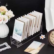 亚克力展示架，便携易组装设计，适用于零售柜台、家庭、办公桌收纳，可摆放贺卡、贴纸、明信片、海报等。