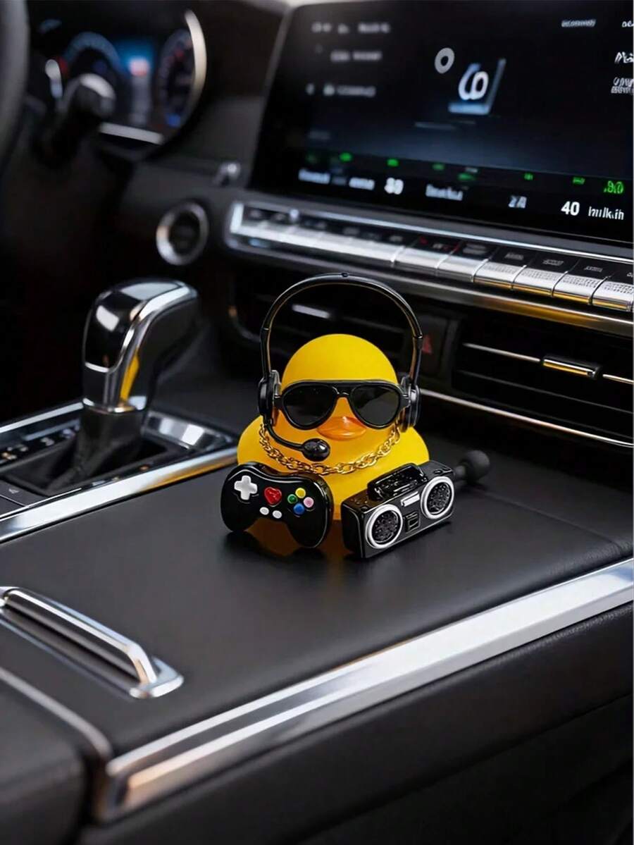 DJ Duck 車用儀表板裝飾品，酷炫黃色塑膠鴨造型，配戴耳機、金項鍊、喇叭與遊戲控制器，防滑可調底座，創意車內飾品，適合男女汽車愛好者