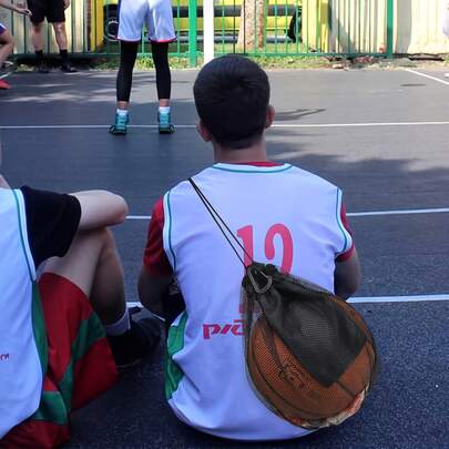 1 حقيبة شبكية قابلة للسحب لكرة السلة مع كارابينر متين، تصميم قابل للتعديل والمطاطية لتعليقها بسهولة على الظهر، حقيبة تخزين كرة رياضية مقاومة للتآكل وقابلة للتهوية، مثالية للجيم والتدريب والأنشطة الخارجية وكرة السلة وكرة القدم وكرة الطائرة وجميع هواة الرياضات