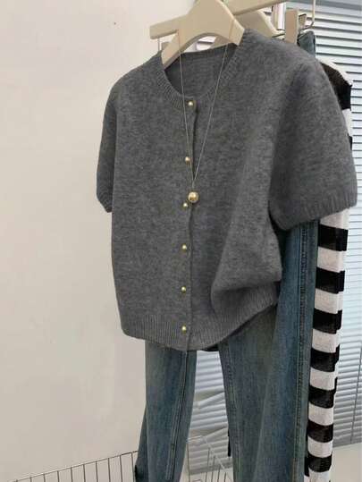 Nueva primavera/verano Mujer minimalista de punto cuello redondo unicolor botón de metal elegante y versátil blusa de manga corta