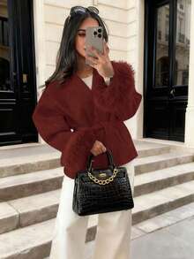 秋冬新款女士贵族风系带仿皮草袖外套，优雅羊毛质感面料，修身剪裁，和服式系带羊毛大衣。秋冬新款女士贵族风系带仿皮草袖外套，优雅羊毛质感面料，修身剪裁，和服式系带羊毛大衣。女士保暖仿羊毛面料大衣，V领，落肩长袖，系带设计，仿皮草袖口，系带腰身，优雅风格，适合秋冬穿着。 - 酒紅色 - 查看 7