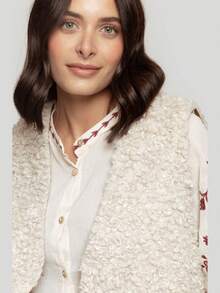 ARMONIAS Chaleco Oversize Armonías Sherpa Beige - Diseño Recto y Cuello Pico, Estilo sin Cierre con Interior de Neopreno para Mayor Confort, Ajuste Versátil en Tallas S, M, L, Ideal para Look Casual y Cálido, Tejido Borreguito 100% Poliéster, Perfecto para Completar tu Armario de Invierno, Hecho en P.R.C.✅ Entrega 24/48 Horas - Beis - Ver 5