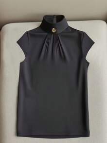 女士优雅漏斗领衬衫，饰有荷叶边和金色纽扣，短袖 - 黑色 - 查看 3