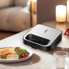 SOKANY 08121 多功能家用三明治机/早餐机。750W大功率，双面加热。带LED指示灯，4个不粘烤盘，易于清洁。底部设有防滑垫、通风孔和耐热手柄。是居家制作三明治的理想之选，也是厨房烘焙的必备工具。