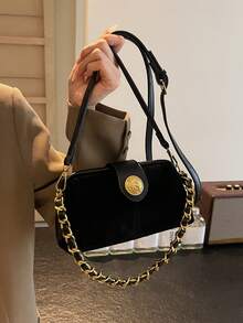 Este bolso cuadrado clásico y elegante para mujer presenta herrajes, correas de hombro únicas y decoraciones colgantes, así como una correa de hombro larga ajustable. Es perfecto para compras diarias, ir al trabajo, vacaciones y otras ocasiones. También puede ser un regalo ideal para una amiga. - Negro - Ver 3