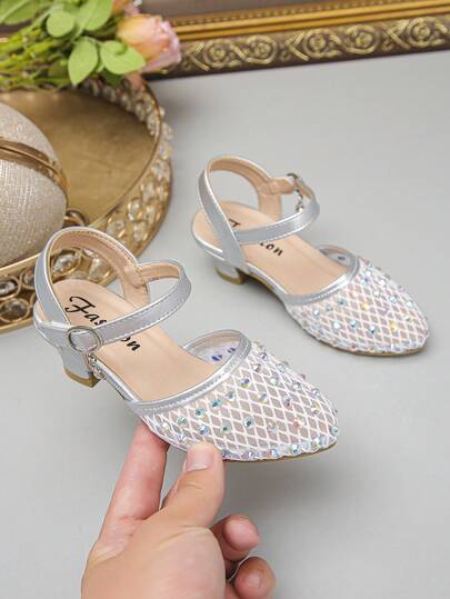 1 par de zapatos de tacón alto con malla de cristal para niñas, ¡zapatos de fiesta para princesitas! Diseño de correa de tobillo y estilo de tacón bajo. Disponible en dorado brillante y plateado. Malla transpirable con cristales brillantes, ligero y cómodo pero elegante. Adecuado para vestir, bodas y ocasiones especiales, ¡deja que la pequeña princesa gire y cree recuerdos maravillosos!