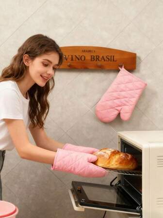 A Pair Of 160°C Heat-Resistant, Microwave-, Polyester Pink Oven Mitts/Mats. Kitchen Supplies, Suitable For Home Kitchens, Steamers, Baking Ovens, Microwave Ovens, And Western Restaurants. Ideal For Hotels, Bakeries, Dessert Shops, And Restaurants. Also Suitable For Decorating, Cafes, Oil Refineries, And As Tableware.