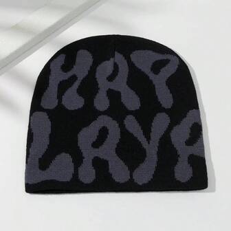 1 st dammössa i jacquard med kontrastfärgade bokstäver, lämplig för varma höst-/vinterkläder och utomhuskläder